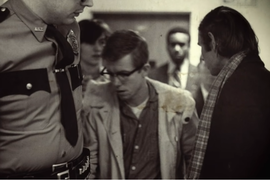 U junu nasred puta istrčala je POLUGOLA I SVA KRVAVA DEVOJKA, zaustavila je prvog vozača kamiona koji je naišao, a kad mu je ispričala ovo, vozač je ODMAH ZVAO POLICIJU