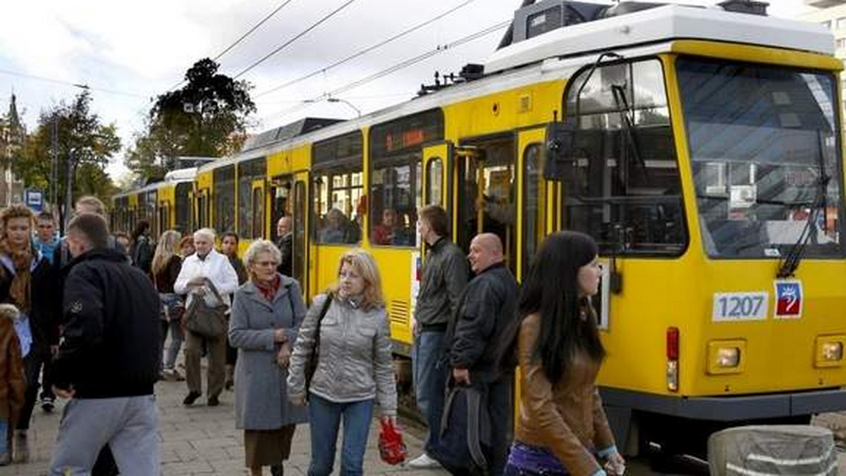 Tramwaje Szczecińskie podpisały umowę z Berlińskim Zakładem Komunikacji na zakup 42 używanych wagonów Tatra - podaje "Głos Szczeciński".