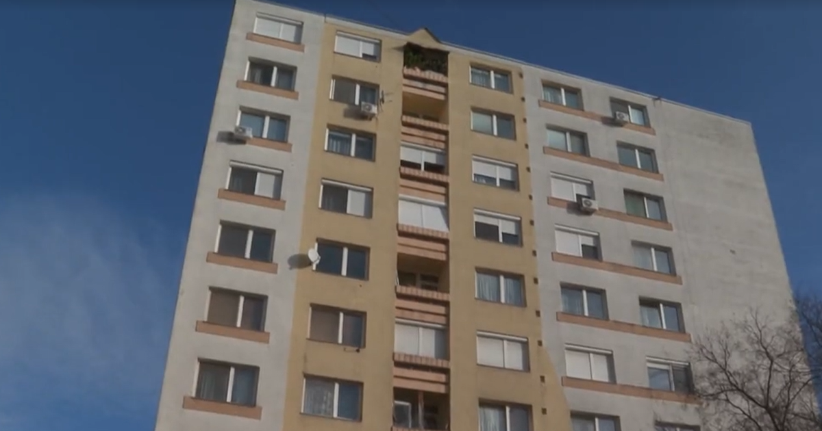 Óriási balhék egy szegedi panelben, a szomszédok rettegnek: legutóbb hét rendőr- és két mentőautó érkezett – videó