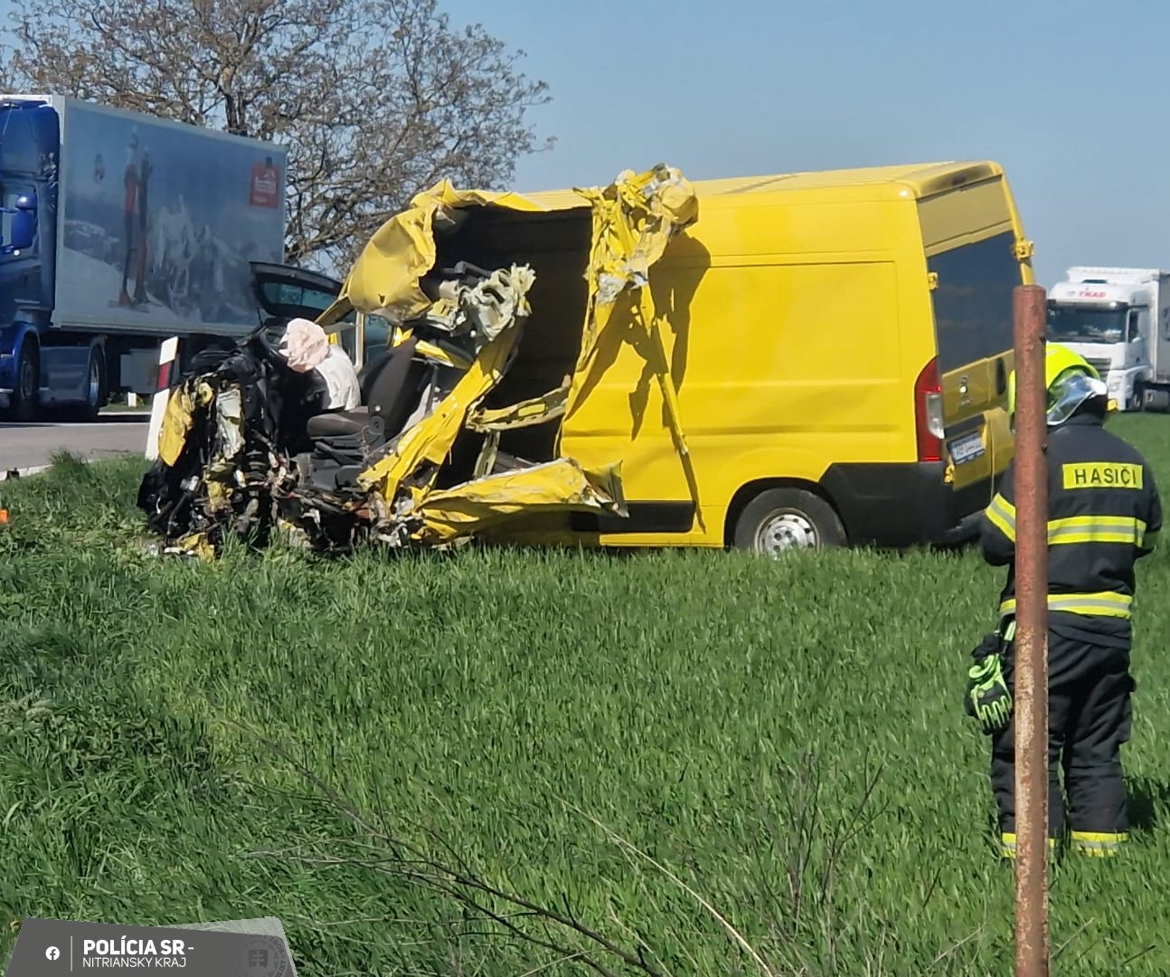 Po čelnej zrážke uzavreli cestu medzi Rišňovcami a Krvavými Šenkmi. 