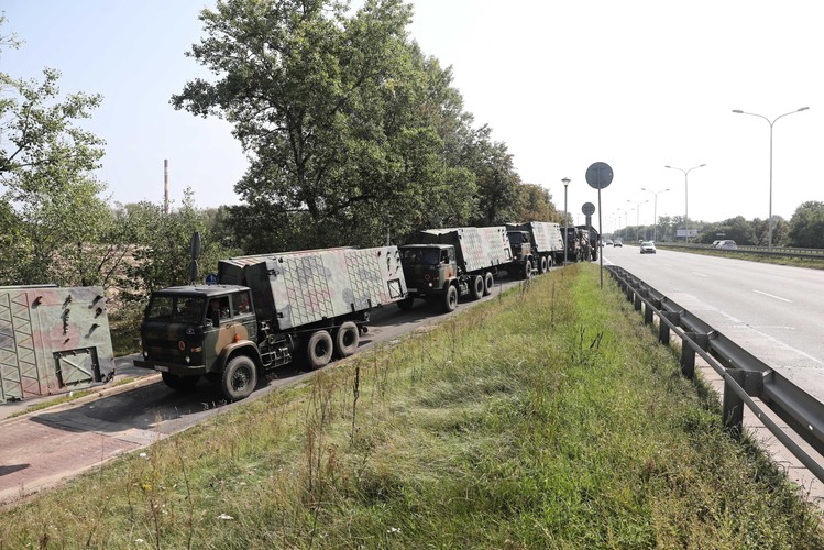 Przygotowania do montażu mostu pontonowego na Wiśle