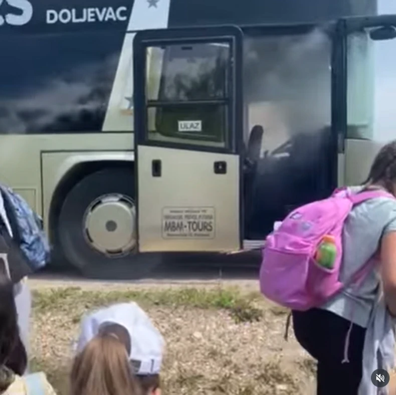 Deca izlaze iz zapaljenog autobusa