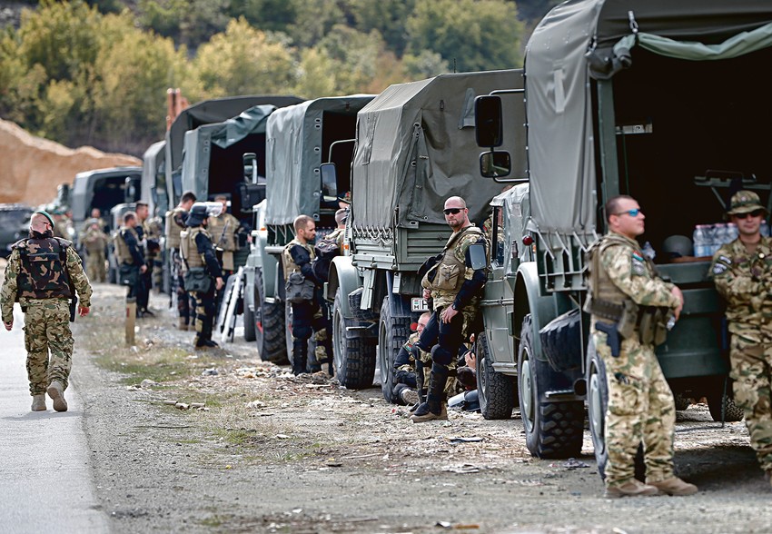 Konvoj kamiona Kfora i vojnici u pripravnosti