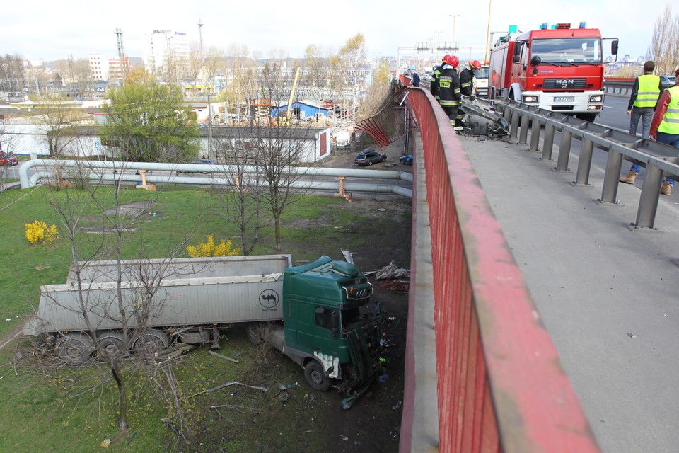 Tir spadł z Estakady Kwiatkowskiego w Gdyni