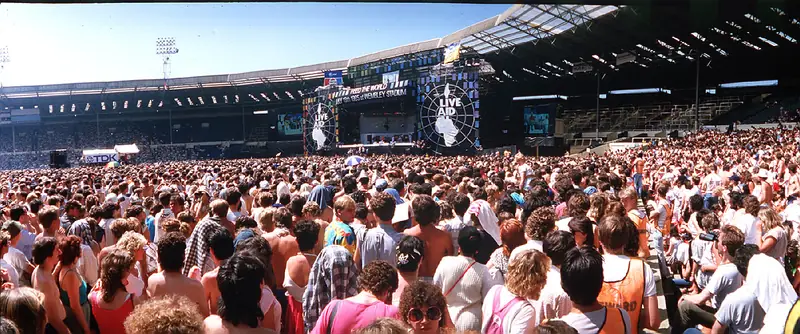 13 lipca 1985 r. Tłumy podczas koncertu Live Aid w Londynie na Wembley / Dave Hogan, Getty Images