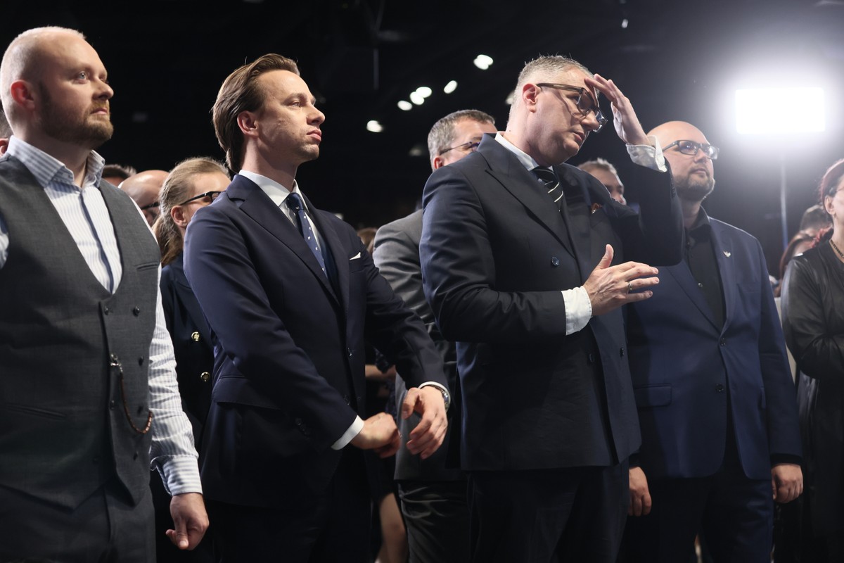 Warszawa, 07.04.2024. Wybory samorządowe 2024. Wicemarszałek Sejmu Krzysztof Bosak (C-L) oraz kandydat Konfederacji na prezydenta stolicy Przemysław Wipler (C-P) w sztabie wyborczym Konfederacji i Bezpartyjnych Samorządowców w Warszawie, 7 bm. Zakończyły się wybory samorządowe. (jm) PAP/Leszek Szymański