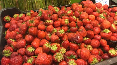 Kończą się truskawki, jest wysyp czereśni, czas na maliny. Jakie ceny owoców na rynku