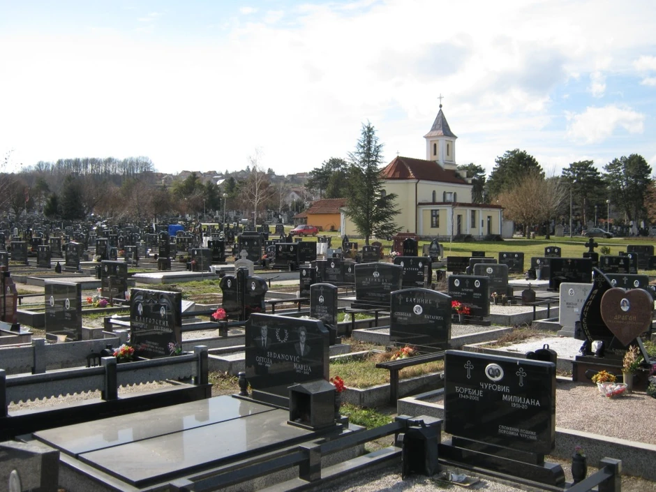 Na Zadušnice, kao dan sećanja na mrtve, porodice izlaze na groblje