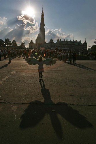 14.08.07 czestochowa, pielgrzymka przybyla do czestochowy, grupa z warszawy, zosia ubrana za aniola