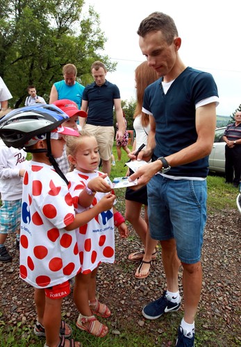 Rafał Majka został królem. W rodzinnej wsi założyli mu koronę