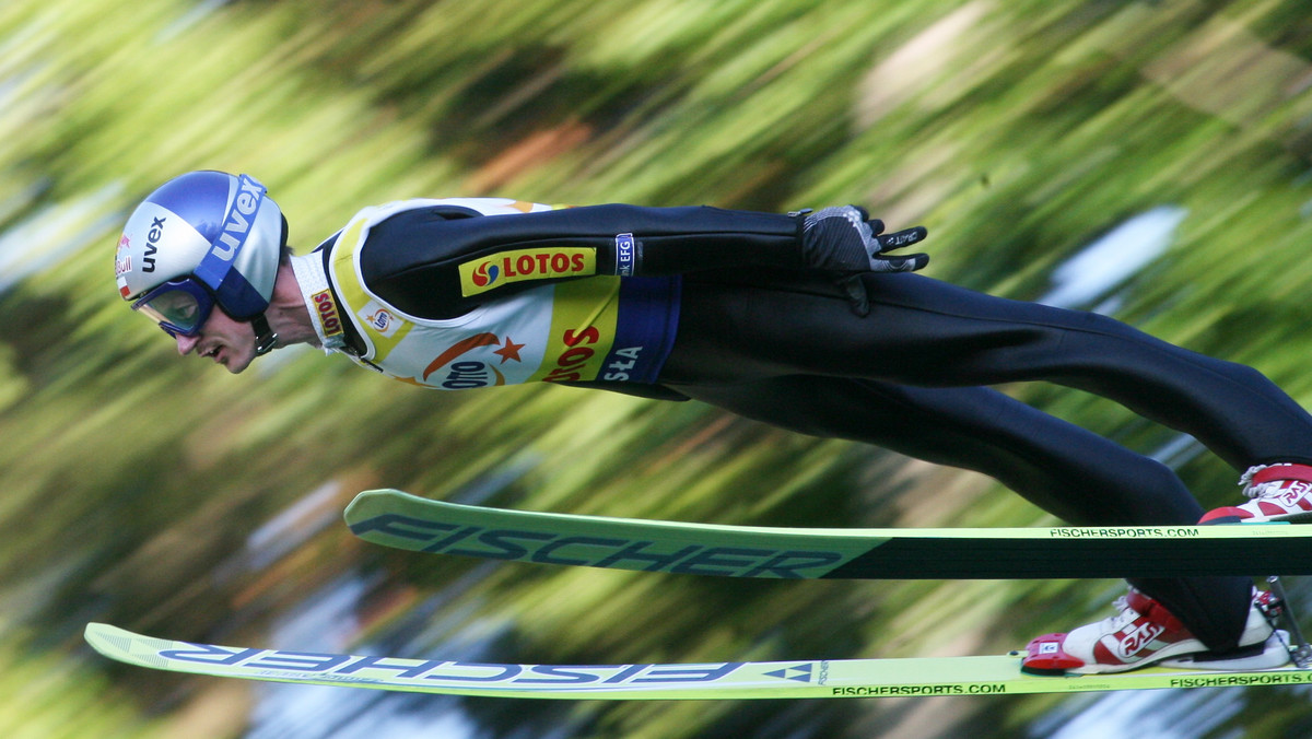 Thomas Morgenstern prowadzi po pierwszej serii zawodów finałowego konkursu Letniej Grand Prix w skokach narciarskich w Klingenthal. Na czwartej pozycji znajdował się Adam Małysz, ale został zdyskwalifikowany. Tuż za nim był Kamil Stoch.