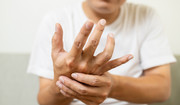  Dziwny ból w dłoniach? Przyczyną może być poważna choroba 