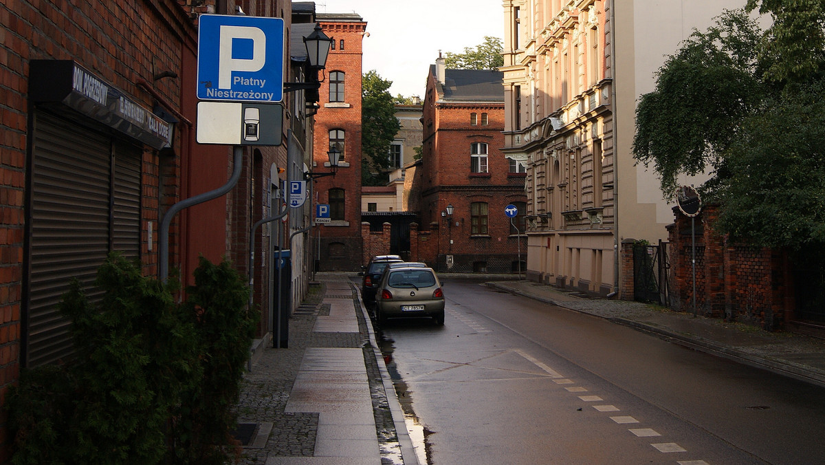 Prokuratora wszczęła śledztwo dotyczące domniemanego wystawiania nielegalnych kart parkingowych przez Miejski Zarząd Dróg w Toruniu. Według podejrzeń wśród tych, którzy mogli za darmo parkować w płatnych strefach, miały być ważne dla Torunia osoby.