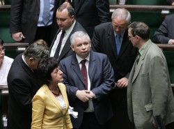 Sondaże mówią PiS, jak atakować PO