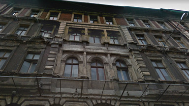W kamienicy w centrum Łodzi zawalił się dach i stropy. Budynek może runąć