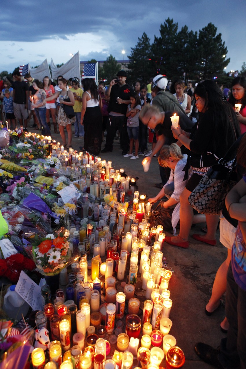 Sveće prekoputa bioskopa u Aurori za žrtve masakra
