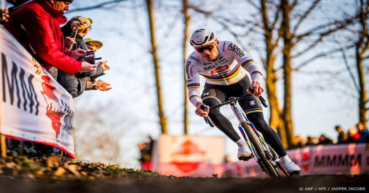 Lekke-band-Van-Aert-Van-der-Poel-rijdt-solo-naar-zesde-crosszege