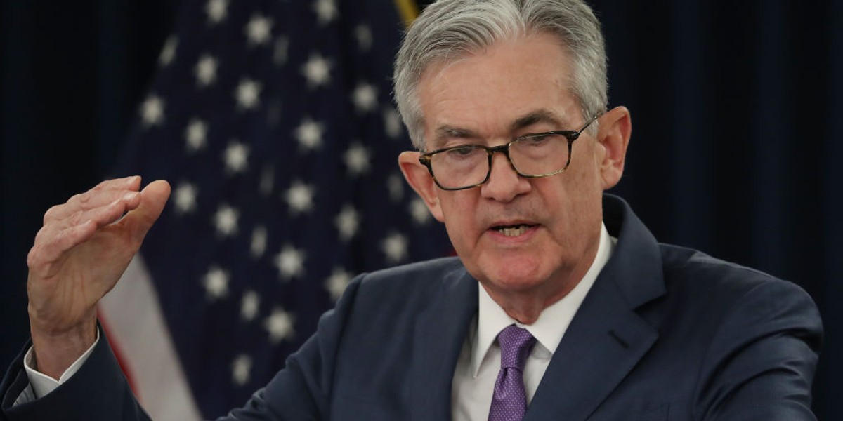 Szef Fed Jerome Powell planuje interwencję w związku z kryzysem koronawirusa, podobny krok zapowiedział Bank Japonii. Na rynku akcji natychmiast wrócił optymizm.