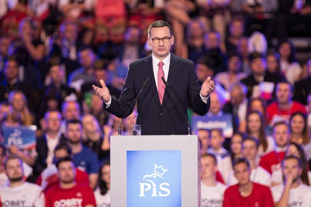 Lublin, 07.09.2019. Premier Mateusz Morawiecki (C) podczas konwencji programowej PiS w hali Globus, 7 bm. w Lublinie. Liderzy ugrupowania prezentują program wyborczy. (kf) PAP/Wojtek Jargiło