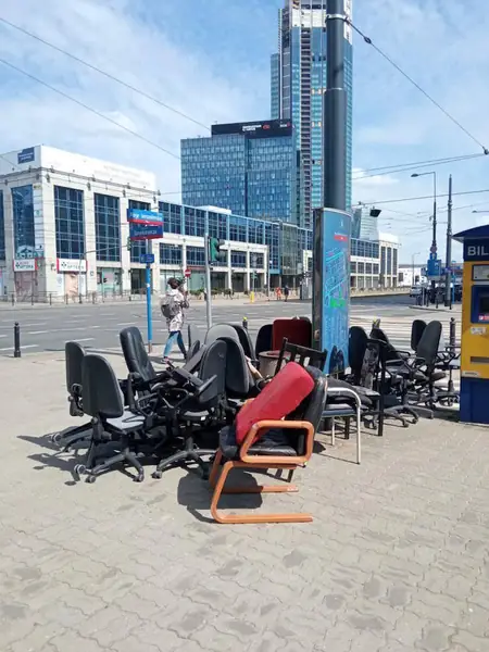 Cmentarzyska foteli biurowych na śmietnikach. &quot;Będzie ich więcej&quot;