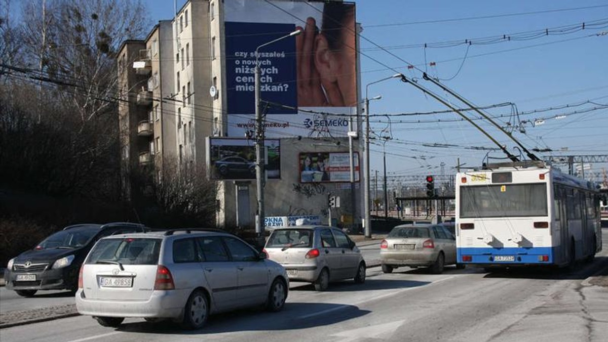 Uwaga kierowcy! Jeszcze w tym roku na ulicach całego Trójmiasta zaroi się od kamer! Urządzenia zostaną zamontowane w ramach systemu sterowania ruchem Tristar i będą kontrolować, czy właściciele aut nie łamią przepisów. Już dziś wiadomo, gdzie pojawią się one w Gdyni