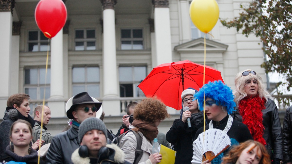 19 listopada przeszedł ulicami Poznania Marsz Równości, wieńcząc Dni Równości i Tolerancji. Organizowany od siedmiu lat Marsz stał się już zjawiskiem znanym, a nawet mainstreamowym, jednakże wciąż spotyka się z atakami i przemocą. Co więcej, rosnąca akceptacja Marszu łączy się z eskalacją agresji ze strony jego przeciwników.