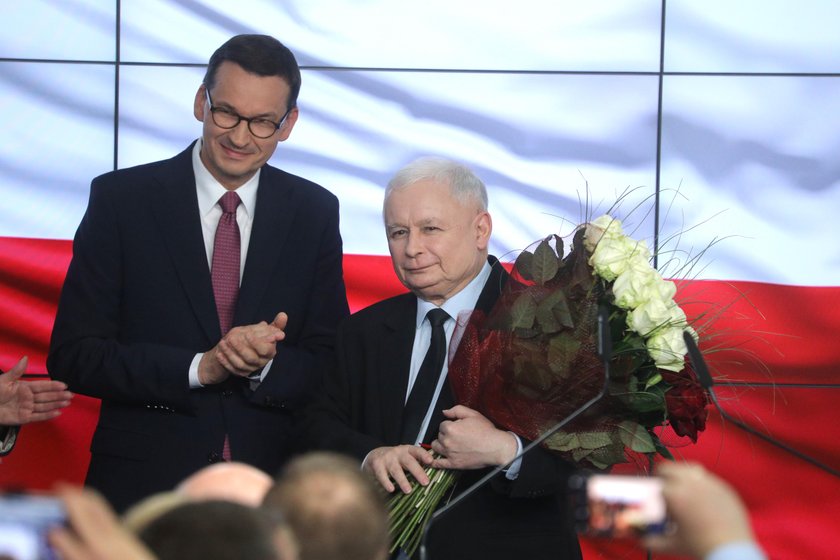 Jarosław Kaczyńscy w siedzibie partii po konferencji prasowej w Warszawie