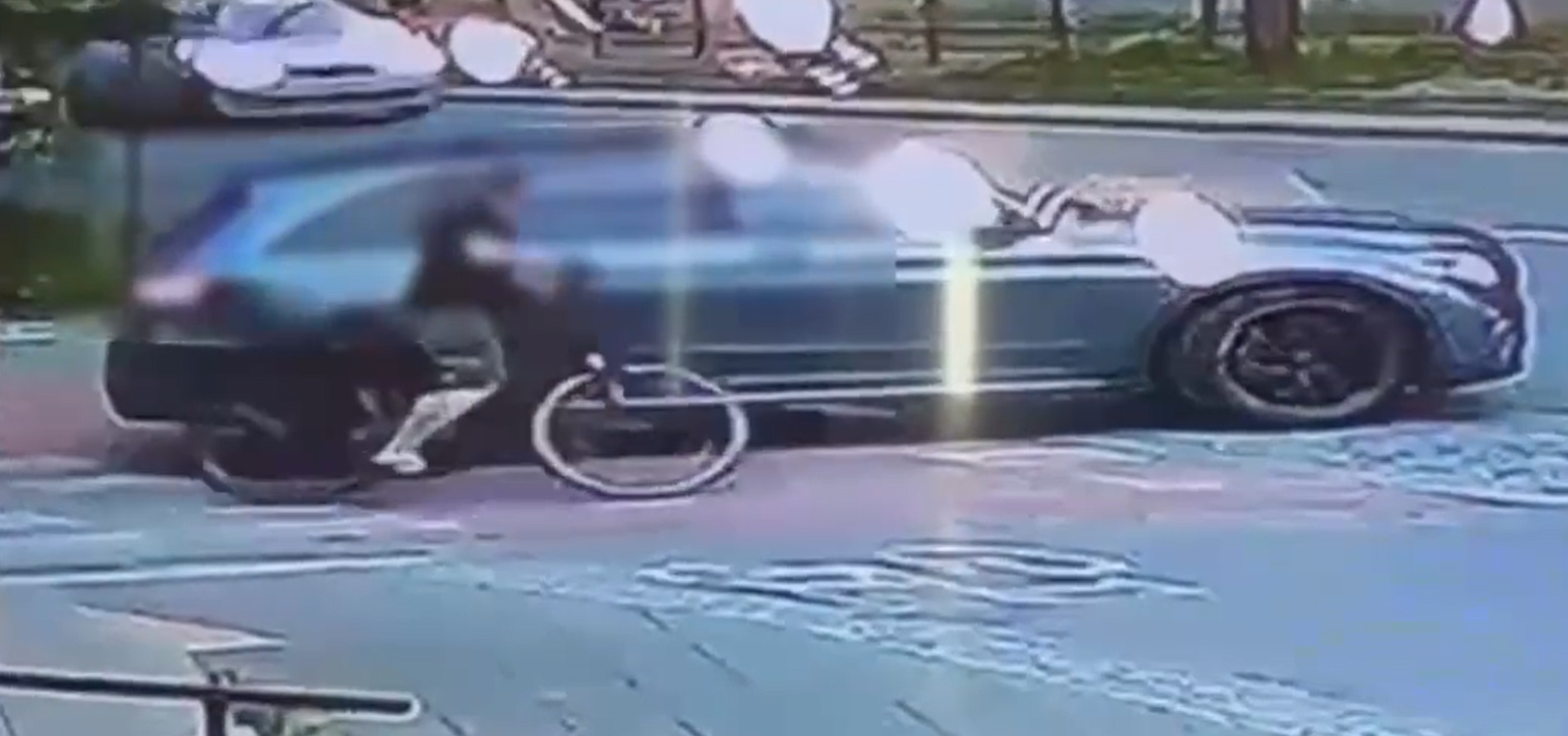 Po konfrontácii vodič Mercedesu dvakrát zrazil cyklistu.
