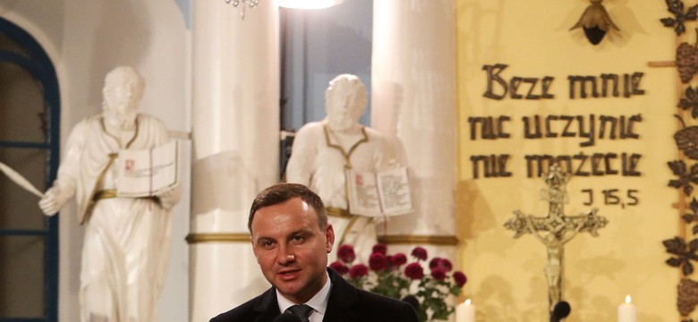 Prezydent przy grobie Lecha i Marii Kaczyńskich. "Chwila modlitwy, złożenie kwiatów"
