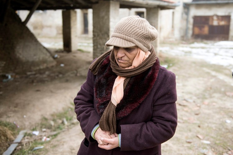 Ta kobieta dotarła tu aż z Afganistanu. W opuszczonym gospodarstwie niedalelko granicy z Węgrami czeka na przemytników ludzi