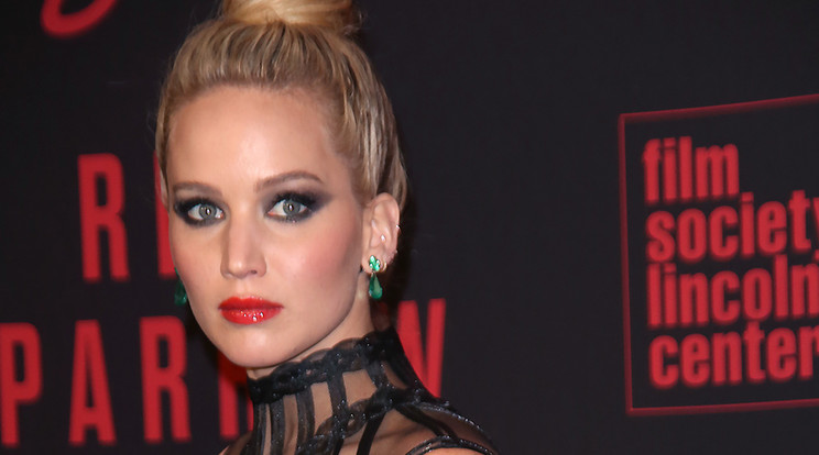 Jennifer Lawrence cicit villantott a premieren / Fotó: Northfoto