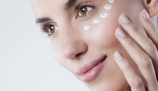 Jak prawidłowo dbać o skórę wiosną 2025: topowe produkty