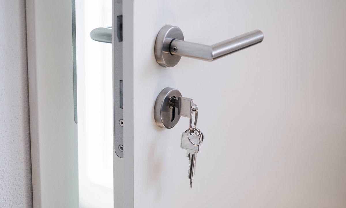 Klucz w drzwiach zostawiony na noc to błąd. choćby nie wiesz, czym to grozi