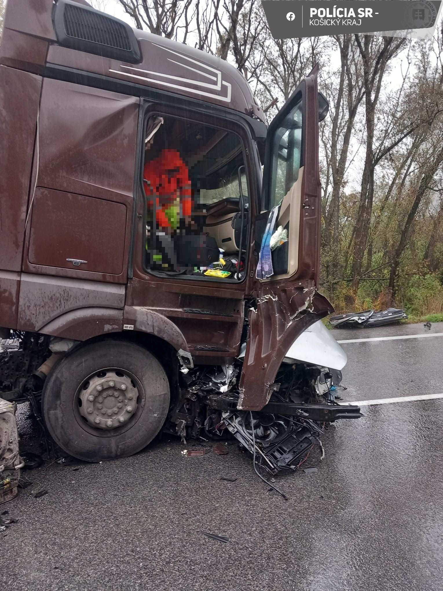 Pri zrážke s kamiónom v Rožňave prišiel o život vodič osobného auta.