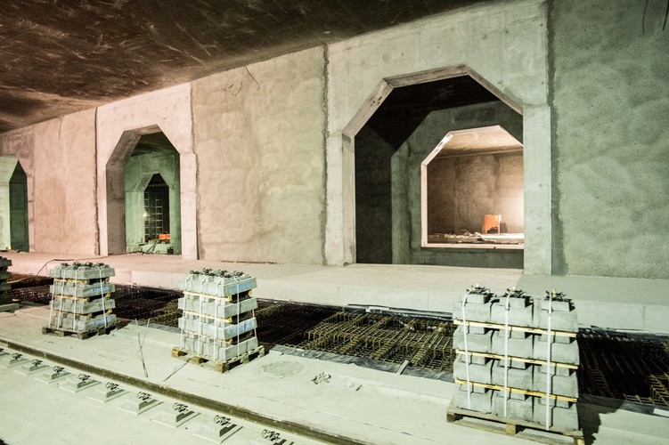 Drugi poziom znajdzie się na głębokości 16,5 m pod ziemią. Tu będzie i osiem torów i cztery perony stacji kolejowej.  <br><br>fot. (zuz) PAP/Grzegorz Michałowski