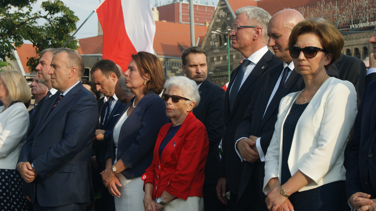 Główne obchody 61. rocznicy Poznańskiego Czerwca na placu Adama Mickiewicza odbyły się w cieniu politycznych sporów. Chociaż było zdecydowanie spokojniej, niż rok temu, kiedy ich gościem był prezydent RP, to ponownie doszło do kilkukrotnego zakłócenia uroczystości. Okrzyki "złodzieje" oraz gwizdy słychać było m.in. podczas składania kwiatów przez prezydenta Jacka Jaśkowiaka i Grzegorza Schetynę, który pojawił się w Poznaniu. Jedną osobę z tłumu wyprowadziła policja.