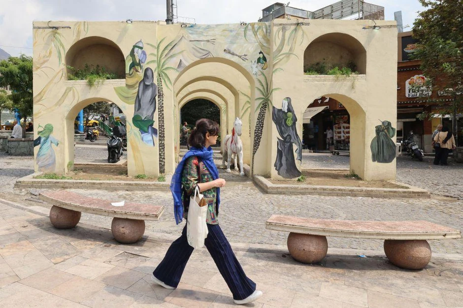 Tri godine posle protesta, širom Irana mogu se videti žene koje same biraju koju će odeću nositi | Foto: ATTA KENARE/AFP via Getty Images