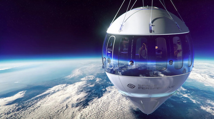 Aki megváltja a jegyet a Space Perspective hidrogénes ballonnal repülő Neptune kapszulájára, 125 ezer dollárért hat órán keresztül gyönyörködhet a Föld leírhatatlan szépségében háromszor magasabbról, mint ahol az utasszállító repülőgépek közlekednek. Ráadásul jelenleg ez az egyetlen karbonsemleges űrprojekt, ami fokozza az egyedülálló utazás vonzerejét. / Kép: Space Perspective