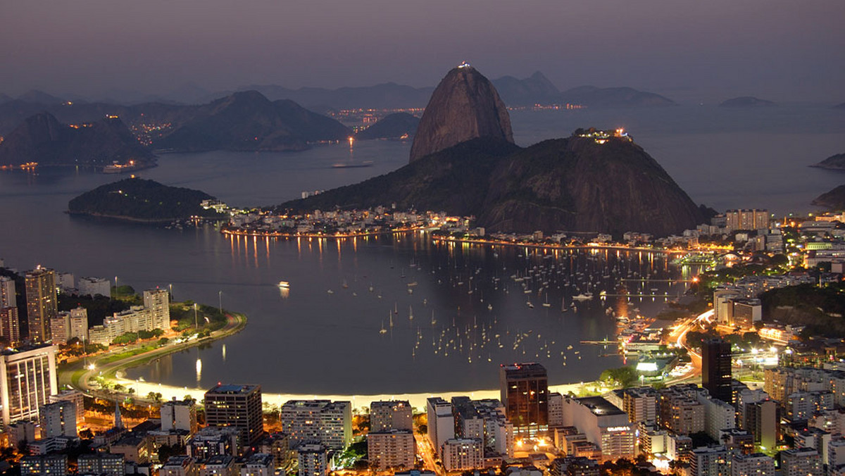 Czterech uzbrojonych mężczyzn okradło pokoje 15 turystów, w tym 10 cudzoziemców, zakwaterowanych w jednym z najbardziej luksusowych hoteli w Rio de Janeiro - poinformowała w poniedziałek brazylijska policja.