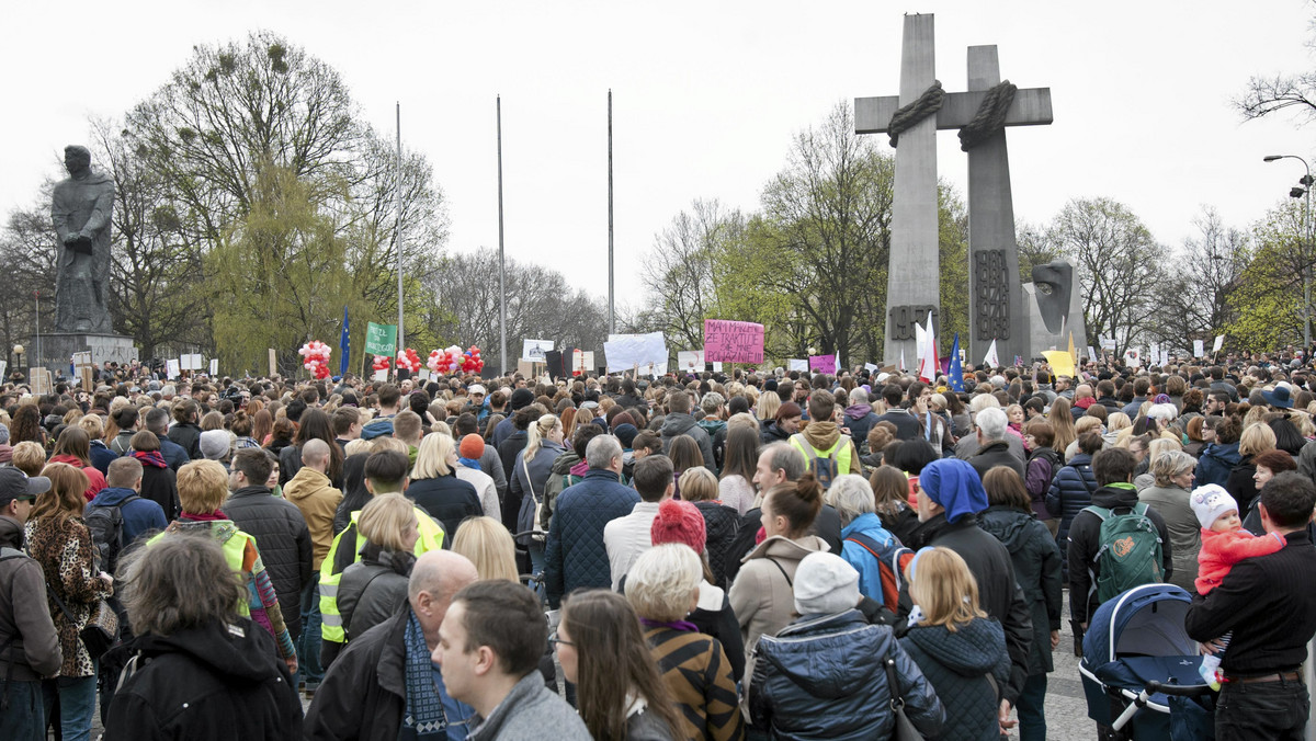 Nie godzimy się na to, aby o naszych ciałach i naszym życiu decydował ktokolwiek inny niż my same - podkreślają organizatorzy demonstracji "Odzyskać wybór", która dzisiaj odbyła się przed Sejmem. Protesty odbyły się też w innych miastach, m.in. w Poznaniu.