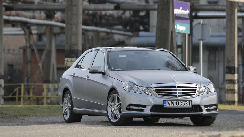 Na nabywców czeka w Polsce około 600 Mercedesów klasy E tej generacji. Zdecydowana większość ma nadwozie sedan.