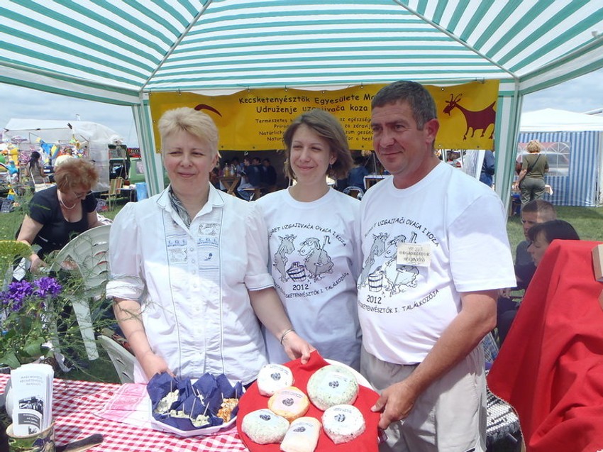 Iboja, Dora i Jožef Bohata sa sirevima od kozjeg mleka