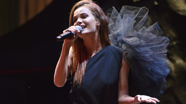 Natalia Szroeder w falbanach na koncercie "Sierpniowa miłość". Nie tylko ona olśniła stylizacją
