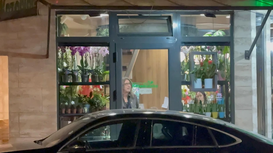 Rale kupuje Ani Nikolić cveće