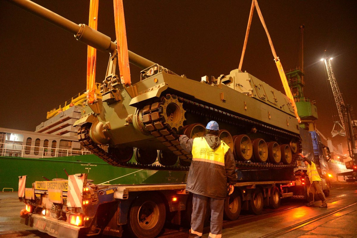 Rozładunek armatohaubicy K9A1 w porcie w Gdyni. Niemal wszystkie transporty ciężkiego sprzętu docierają do Polski drogą morską.