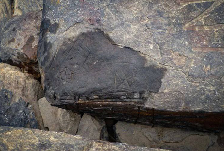 2 000 rokov staré petroglyfy, ktoré sa ukrývali na dne rieky.