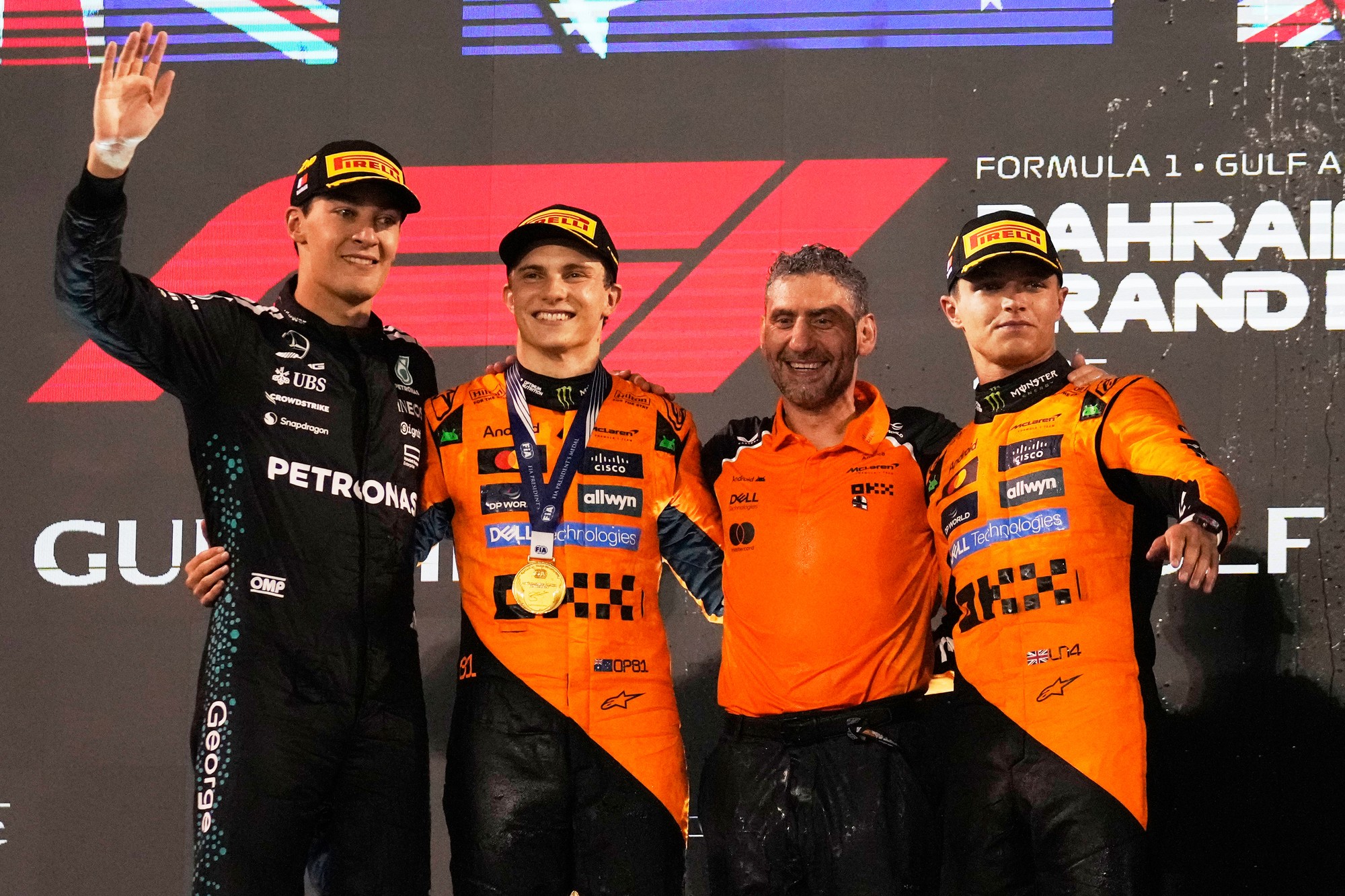 Veľká cena Bahrajnu: George Russell (Mercedes), Oscar Piastri a Lando Norris (obaja McLaren).