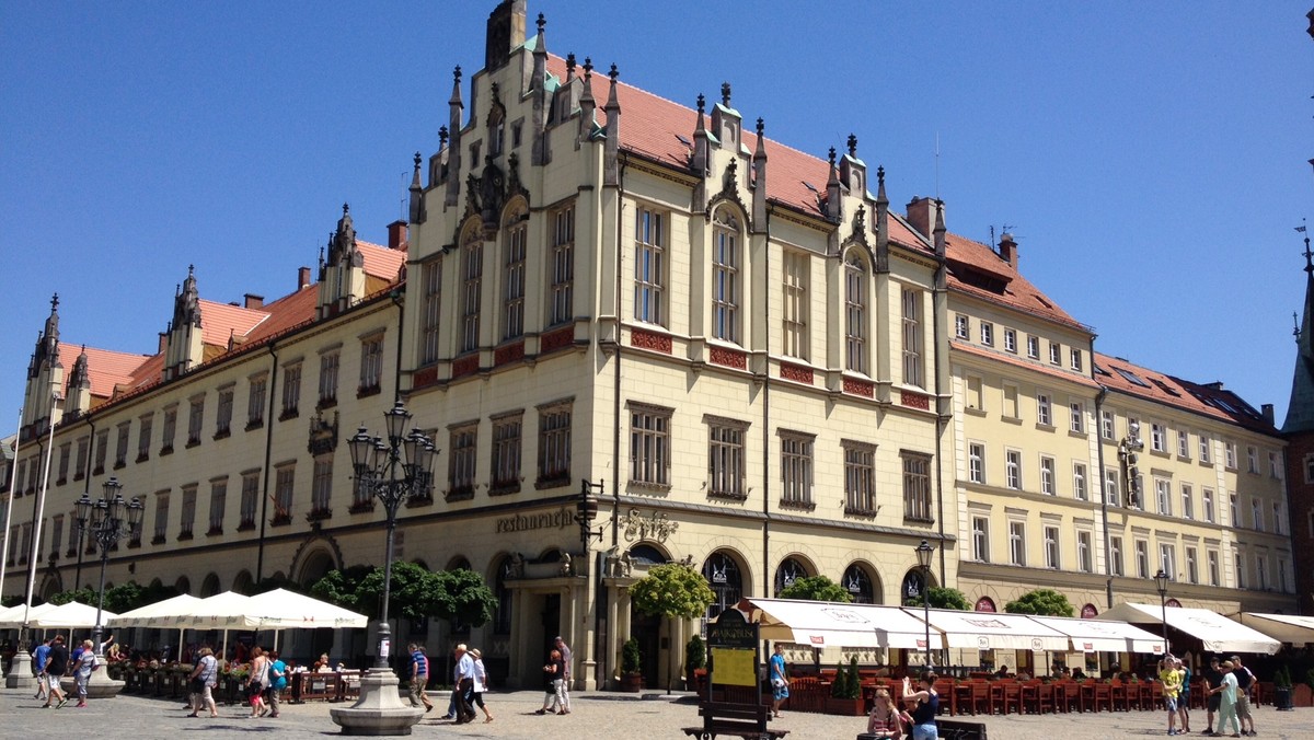 Na co dzień mieszkają w noclegowniach albo w schroniskach, ale w piłkę nożną grają lepiej niż niejeden zawodowiec. I nie robią tego dla pieniędzy. Dla nich to forma terapii. Z orzełkiem na piersi wystąpią już w najbliższą sobotę i niedzielę, bo to właśnie wtedy na Rynku we Wrocławiu odbędą się VI Międzynarodowe Mistrzostwa Polski w piłce nożnej ulicznej bezdomnych.