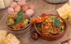 Gulasz warzywny, chlebek kukurydziany. Jesienna kuchnia