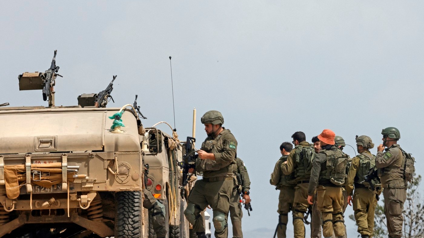 Soldat israelian, filmat în timp ce lovește repetat în cap un deținut palestinian legat, în Cisiordania